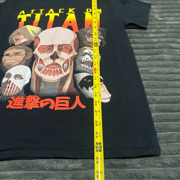 Attack On Titan Men's Skulls Crunchyroll Small Black T-shirt - Picture 4 of 7